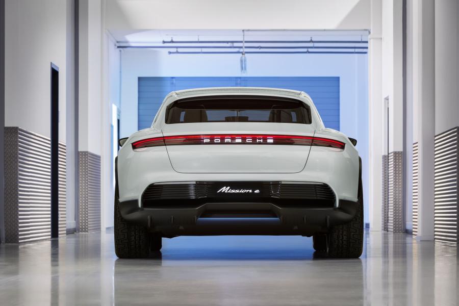  Porsche Mission E Cross Turismo 2018 года  (фото 4 из 66)